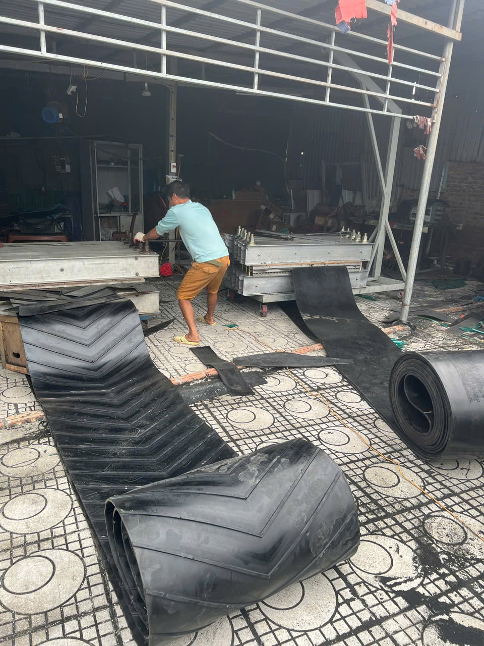 Hình ảnh thi công băng tải thực tế - Băng Tải Tín Phát - Công Ty Cổ Phần Thiết Bị Vật Tư Tín Phát